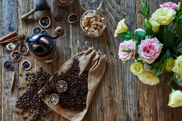 Kahve Çekirdekleri Kahverengi Şeker Ahşap Masa Üzerinde Antik Aksesuarlar — Stok fotoğraf