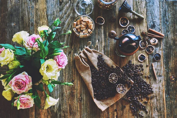 Kahve Çekirdekleri Kahverengi Çantada Mutfak Kahve Natürmort — Stok fotoğraf