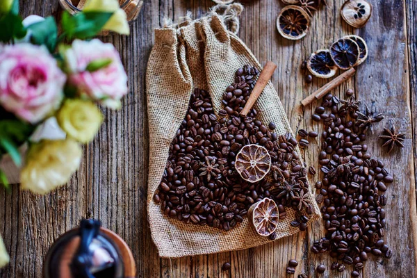 Zwarte Geroosterde Koffiebonen Andere Accessoires Voor Koffie Achtergrond Oude Houten — Stockfoto