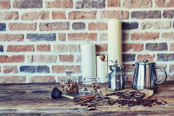 Stilleven Met Vintage Koffiemolen Koffiebonen Houten Tafel Bakstenen Muur Achtergrond — Stockfoto