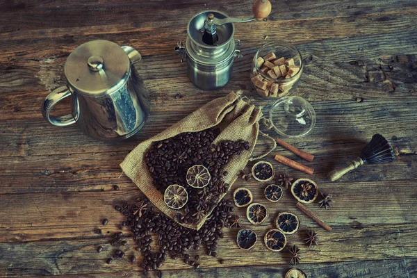 Natürmort Kahve Çekirdekleri Eski Kahve Değirmeni Ahşap Arka Plan Üzerinde — Stok fotoğraf
