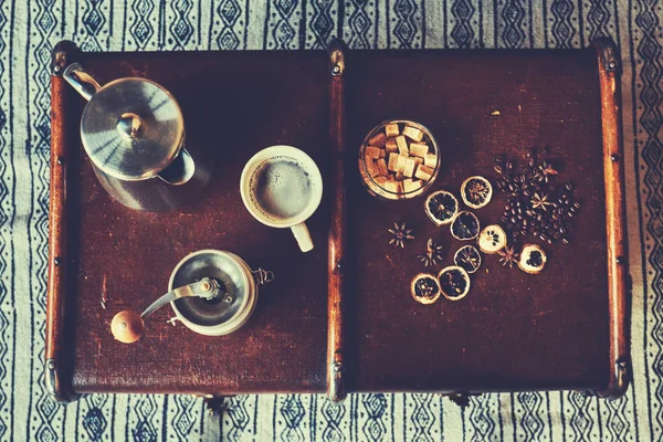 Kahve Çekirdekleri Tarçın Yıldız Anason Eski Kahve Değirmeni Ahşap Antika — Stok fotoğraf