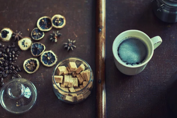 Kahve Fincanı Metal Kahve Demliği Kahve Çekirdekleri Kahverengi Şeker Bir — Stok fotoğraf