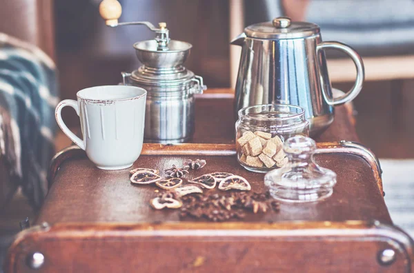 Heißen Kaffee Und Kaffeebohnen Auf Dem Hintergrund Von Kaffeemühlen — Stockfoto