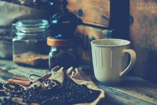 Kaffeebohnen Einer Hölzernen Vintage Box Auf Holzgrund — Stockfoto