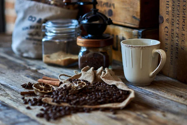 Zwarte Gebrande Koffiebonen Vintage Houten Kist Kopje Koffie Van Verse — Stockfoto
