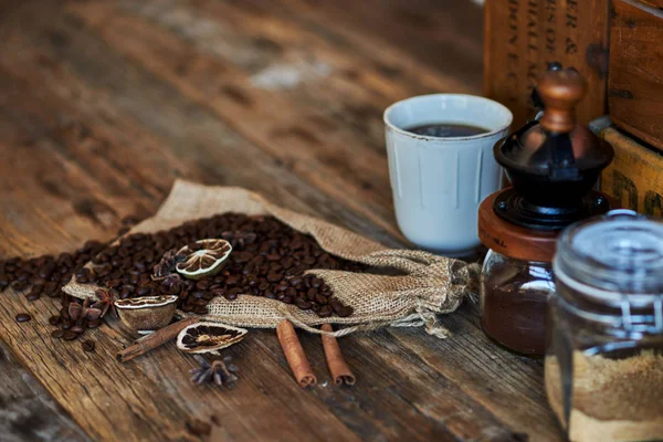 Siyah Kahve Çekirdekleri Kahve Tozu Kopya Alanı Seçici Odak Ahşap — Stok fotoğraf