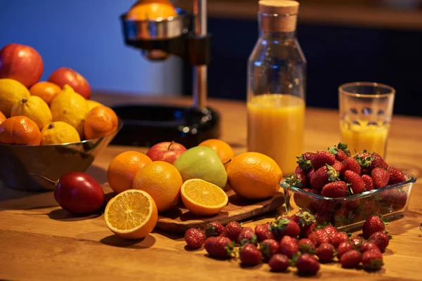 Manuelle Saftpresse Mit Orangen Auf Küchenhintergrund — Stockfoto