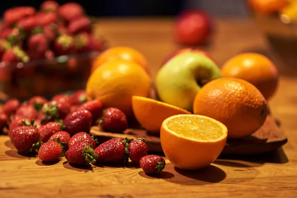 Verschiedene Frische Früchte Auf Hölzernem Hintergrund Mit Kopierraum Erdbeeren Orangen — Stockfoto