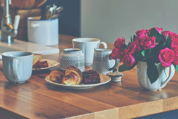 Kaffeebecher Und Vasenblumen Auf Braunem Rustikalem Tisch Sommermorgen Vintage Stil — Stockfoto