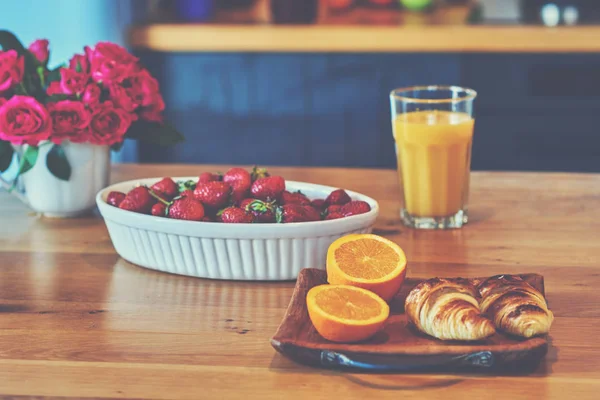 Frühstück Mit Orangensaft Croissant Und Erdbeere — Stockfoto