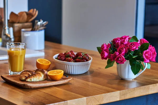 Здоровый Завтрак Круассаном Апельсиновым Соком Свежими Ягодами Концепция Национального Завтрака — стоковое фото