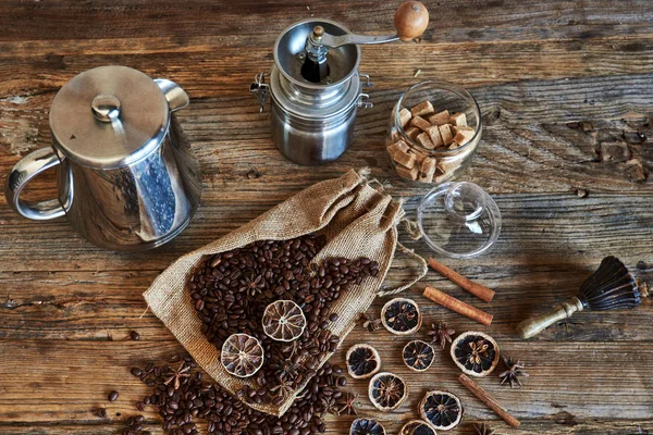 Kahve Kahve Çekirdekleri Koyu Arka Plan Üzerinde Eski Kahve Öğütücü — Stok fotoğraf