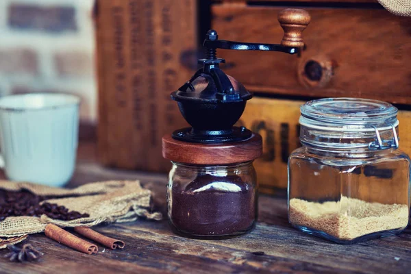 Vintage Handmatige Koffiemolen Met Koffiebonen — Stockfoto