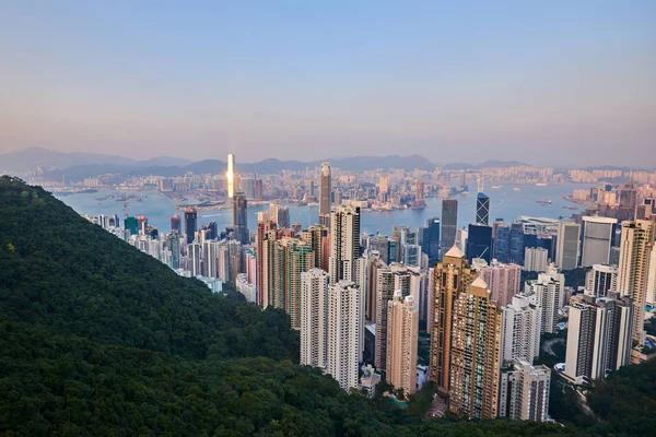 Sunrise Hong Kong Adası dağda izlerken.