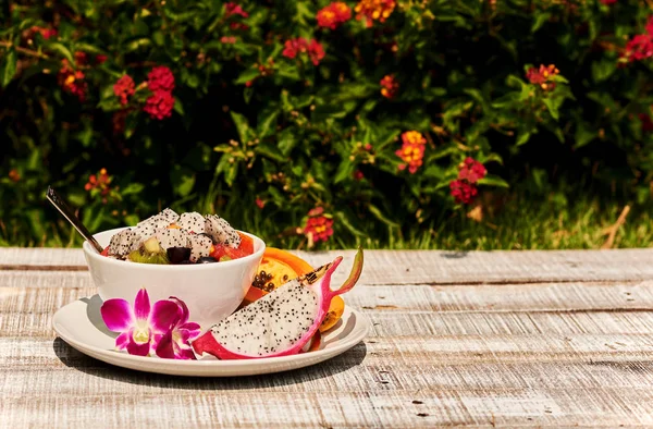 熱帯の食材を用いた朝食のおいしい新鮮なフルーツ サラダ ボウル — ストック写真