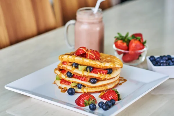 Çilek Karamel Şurup Ile Krep Çikolatalı Milkshake Bardak — Stok fotoğraf