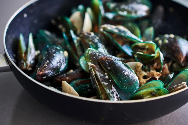 Kerang Seafood Atas Panci Dengan Saus Krim Restoran Makanan Kerang — Stok Foto