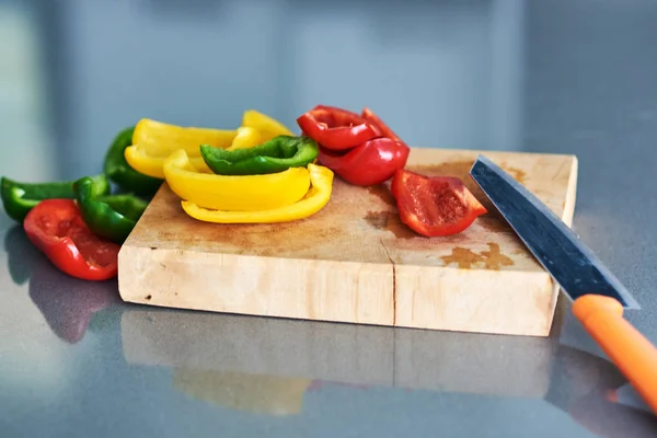 Salade Voorbereiding Rode Gele Groene Peper Stukjes Snijden — Stockfoto