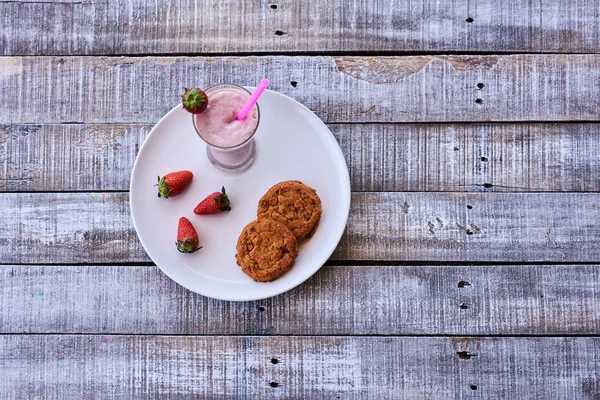 オートミール クッキーといちごのミルクセーキ ビンテージ ボード 健康食品のコンセプト — ストック写真