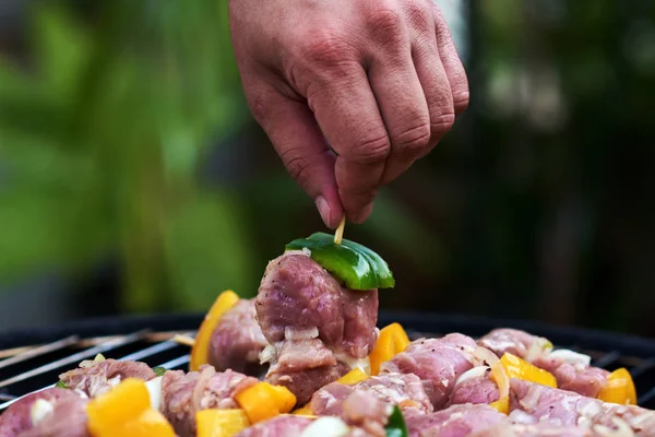 人間の手のバーベキューのための生の肉の串焼き — ストック写真