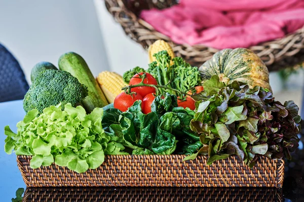 Verduras Frescas Cesta —  Fotos de Stock