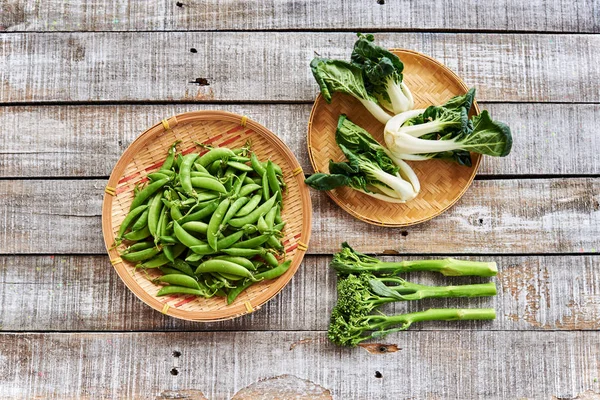 Verduras Orgánicas Frescas Sobre Mesa — Foto de Stock