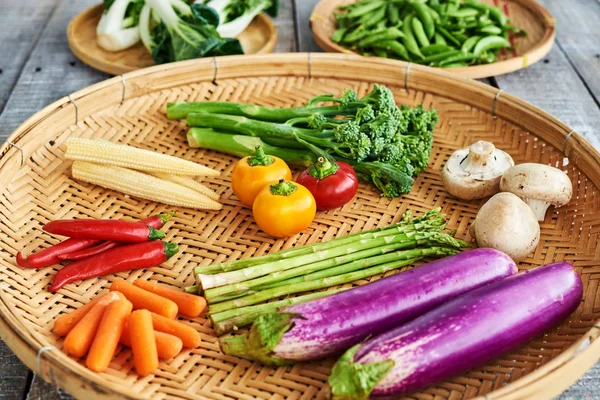 Plato Mimbre Con Verduras Colores Una Mesa Vieja Concepto Alimentación —  Fotos de Stock