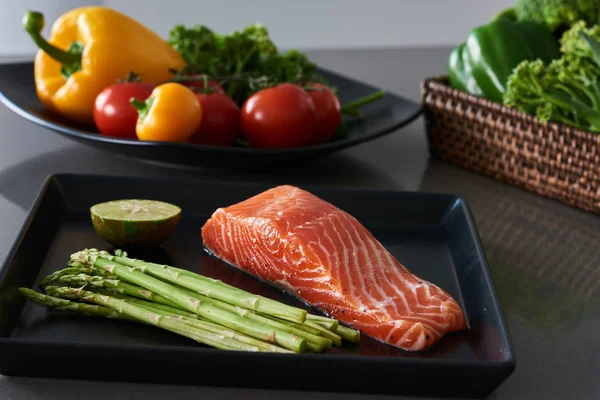 Delicious Flat Lay Fresh Salmon Fillet Aromatic Herbs Black Plate — Stock Photo, Image