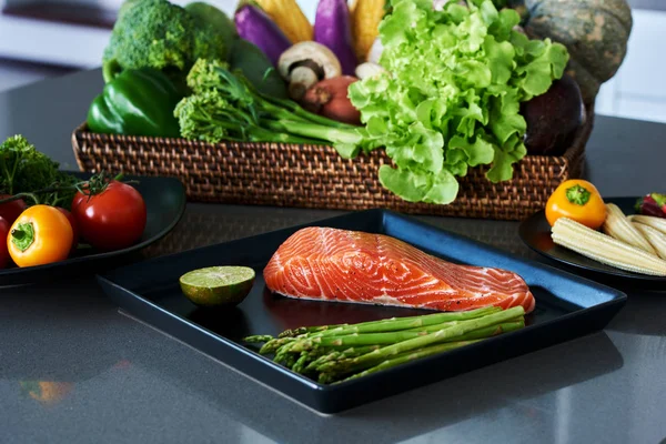 Raw Salmon Steaks Black Plate Background Ingredients Cooking Vegetables Spice — Stock Photo, Image