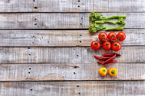 Сырые Органические Овощи Свежими Ингредиентами Здорового Приготовления Пищи Винтажном Фоне — стоковое фото