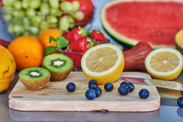 Frisches Obst Auf Schreibtisch Und Küche — Stockfoto