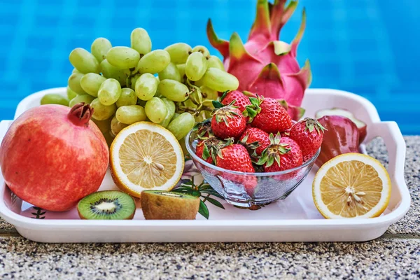 Tablett Mit Früchten Neben Einem Schwimmbad — Stockfoto