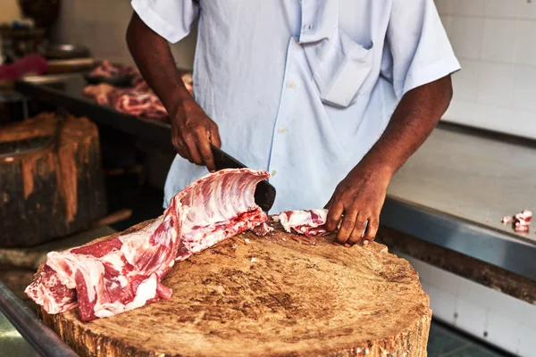 Butcher Separates Pieces Raw Veal Sale Market — Stock Photo, Image