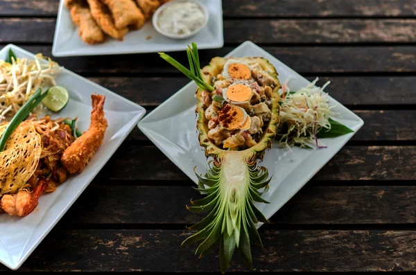 Arroz Frito Con Mariscos Servido Una Piña Sobre Una Vieja — Foto de Stock