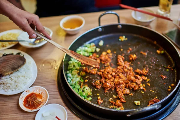 Kore baharatlı Barbekü domuz eti ile yan yemekler ve pirinç sıcak tabakta servis. Kore geleneksel gıda.