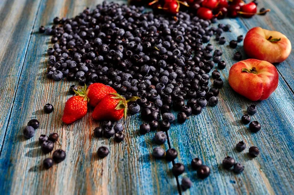 Vintage Blue Desk Light Falls Window Blinds Table Scattered Blueberries — Stock Photo, Image