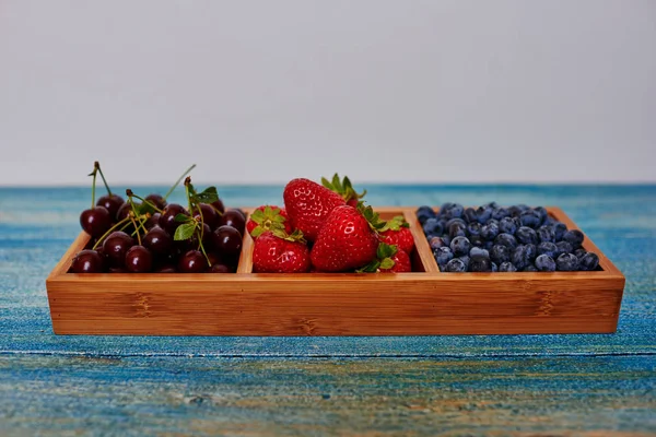 Mesa Madeira Vintage Cozinhe Com Estilo Servir Bagas Uma Forma — Fotografia de Stock