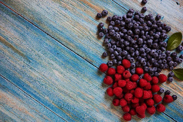 Large Blue Table Gardener Laid Fresh Berries Wash Them Sort — Stock Photo, Image