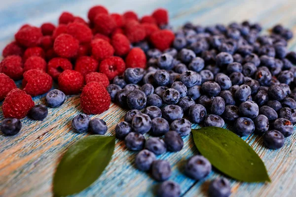 Doce Deliciosa Combinação Duas Framboesas Maduras Mirtilos Para Qualquer Sobremesa — Fotografia de Stock