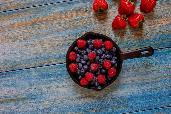 Housewife posted berries in the form of baking strawberries and blueberries