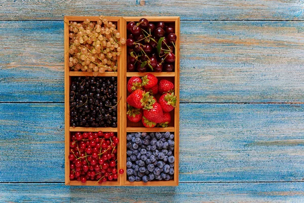 Schön Und Außergewöhnlich Können Beeren Früchte Und Nüsse Einer Holzschale — Stockfoto