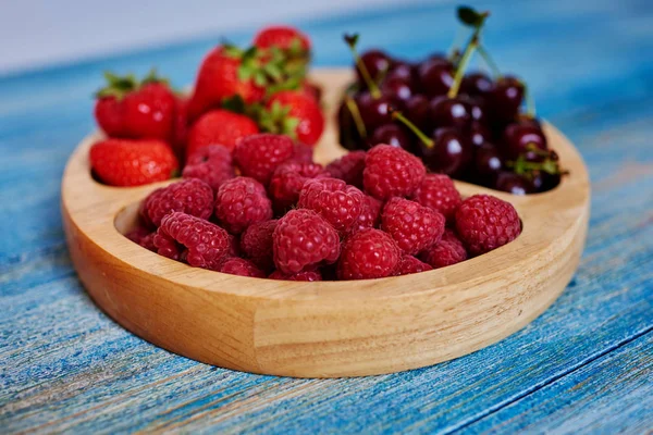 Frische Erdbeeren Himbeeren Und Kirschen Sind Einem Schönen Hölzernen Kochgeschirr — Stockfoto