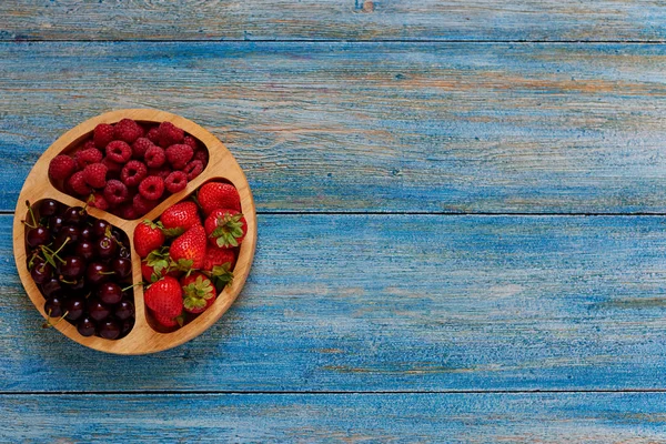 Bir Yuvarlak Ahşap Mutfak Eşyaları Taze Meyveleri Dalları Ile Geçerli — Stok fotoğraf