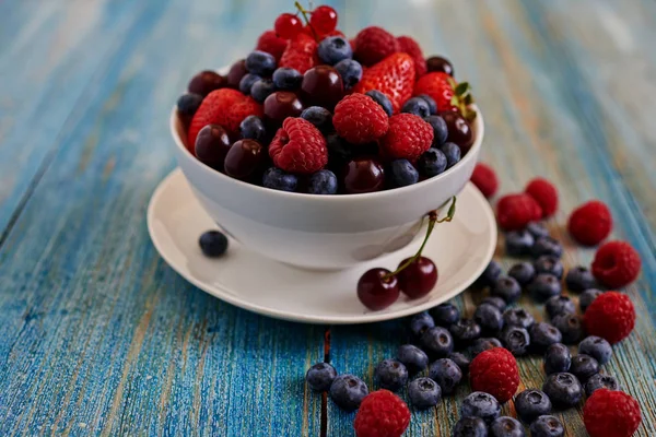 Hausfrau Kochen Köstliches Süßes Dessert Und Dekorieren Mit Frischen Beeren — Stockfoto