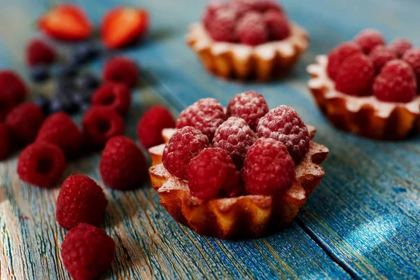 A delicious dessert for the whole family and easy diet, raspberry tarts with a gentle sprinkle with powdered sugar, fresh raspberries are a number of remaining dessert