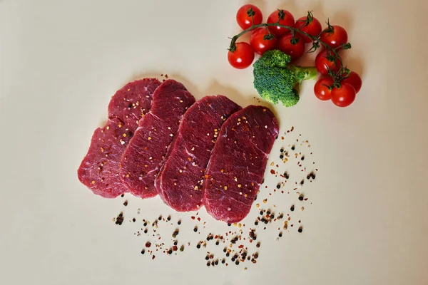 Mesa Cortar Blanco Carne Corta Filetes Sazonados Con Diferentes Especias — Foto de Stock