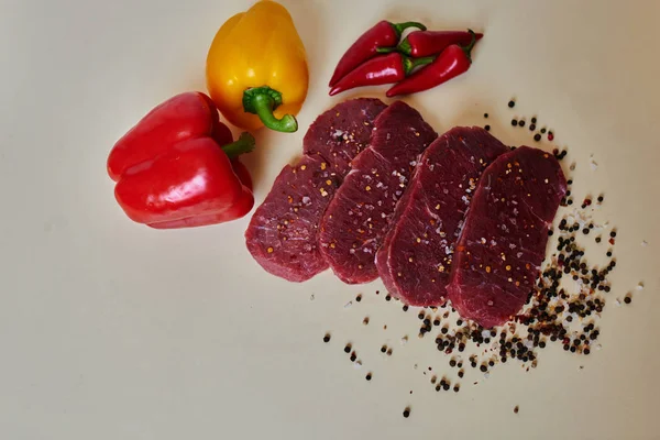 Bílé Kuchyně Stůl Cook Hovězí Svíčkové Nakrájíme Porce Malé Steaky — Stock fotografie