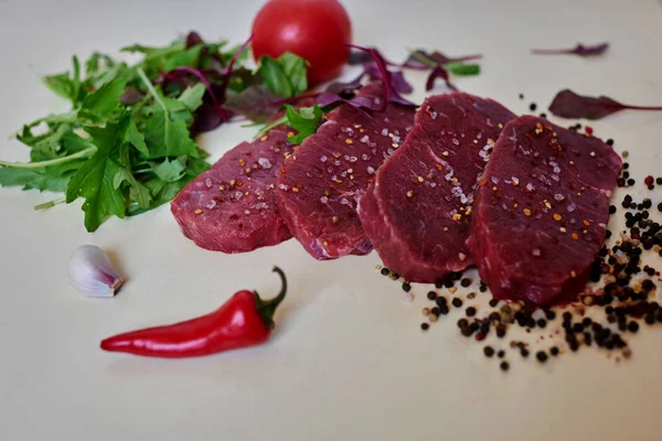 Una Mesa Blanca Corta Una Carne Suave Fresca Filetes Junto — Foto de Stock