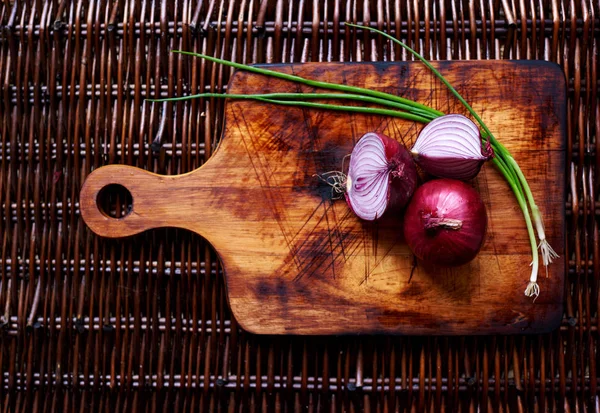 Red Onion Green Onions Wooden Board — Stock Photo, Image